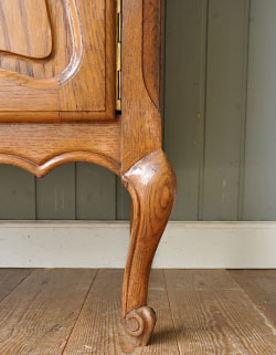 フランスの上品さと美しさが詰まった実用的なアンティークのキャビネット