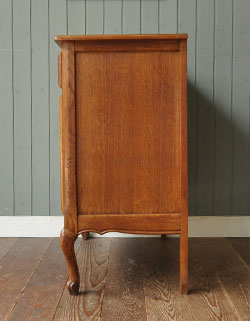 フランスの上品さと美しさが詰まった実用的なアンティークのキャビネット