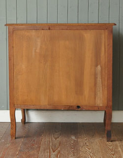 フランスの上品さと美しさが詰まった実用的なアンティークのキャビネット