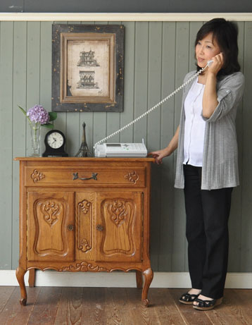 フランスの上品さと美しさが詰まった実用的なアンティークのキャビネット