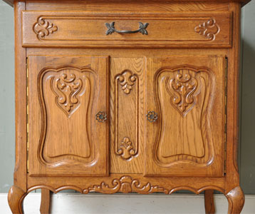 フランスの上品さと美しさが詰まった実用的なアンティークのキャビネット