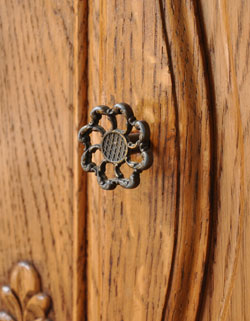 フランスの上品さと美しさが詰まった実用的なアンティークのキャビネット