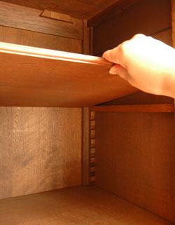 ワンランク上の上質な雰囲気を演出フランスの優雅なアンティークキャビネット