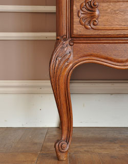 ワンランク上の上質な雰囲気を演出フランスの優雅なアンティークキャビネット