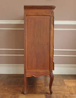 ワンランク上の上質な雰囲気を演出フランスの優雅なアンティークキャビネット