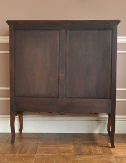 ワンランク上の上質な雰囲気を演出フランスの優雅なアンティークキャビネット