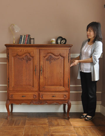 ワンランク上の上質な雰囲気を演出フランスの優雅なアンティークキャビネット