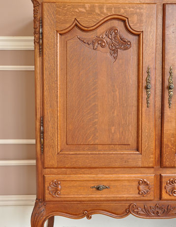 ワンランク上の上質な雰囲気を演出フランスの優雅なアンティークキャビネット