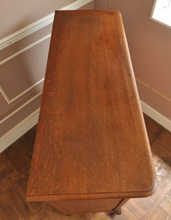 ワンランク上の上質な雰囲気を演出フランスの優雅なアンティークキャビネット