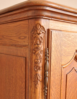 ワンランク上の上質な雰囲気を演出フランスの優雅なアンティークキャビネット