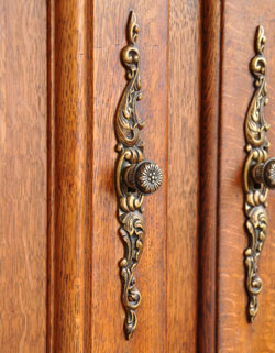 ワンランク上の上質な雰囲気を演出フランスの優雅なアンティークキャビネット