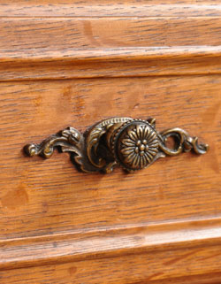 ワンランク上の上質な雰囲気を演出フランスの優雅なアンティークキャビネット