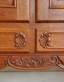 ワンランク上の上質な雰囲気を演出フランスの優雅なアンティークキャビネット