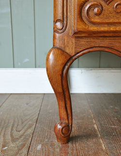 フランスの上品さと美しさが詰まった実用的なアンティークキャビネット