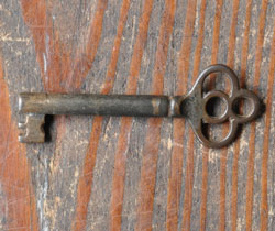 フランスの上品さと美しさが詰まった実用的なアンティークキャビネット