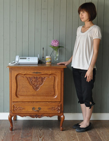 フランスの上品さと美しさが詰まった実用的なアンティークキャビネット