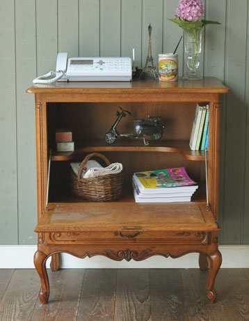 フランスの上品さと美しさが詰まった実用的なアンティークキャビネット