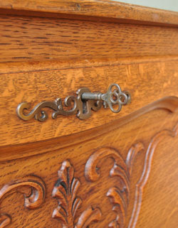 フランスの上品さと美しさが詰まった実用的なアンティークキャビネット