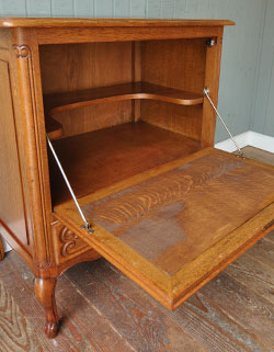 フランスの上品さと美しさが詰まった実用的なアンティークキャビネット