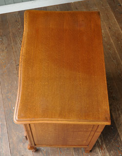 フランスの上品さと美しさが詰まった実用的なアンティークキャビネット