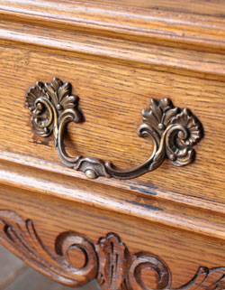 フランスの上品さと美しさが詰まった実用的なアンティークキャビネット