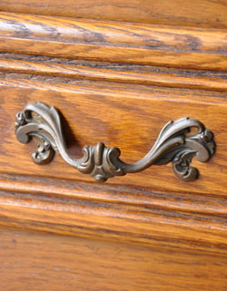 フランスの上品さと美しさが詰まった実用的なアンティークのキャビネット