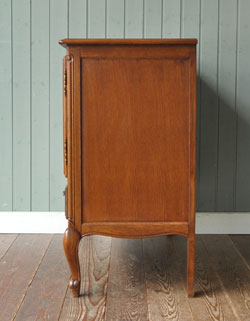 フランスの上品さと美しさが詰まった実用的なアンティークのキャビネット