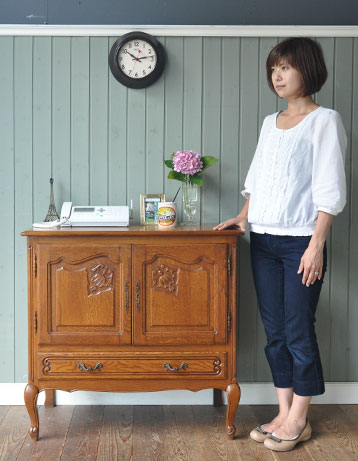 フランスの上品さと美しさが詰まった実用的なアンティークのキャビネット