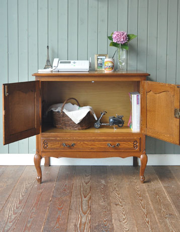 フランスの上品さと美しさが詰まった実用的なアンティークのキャビネット