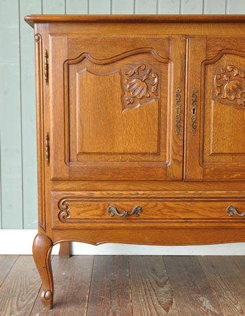 フランスの上品さと美しさが詰まった実用的なアンティークのキャビネット