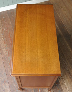 フランスの上品さと美しさが詰まった実用的なアンティークのキャビネット