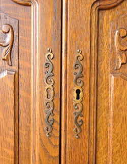 フランスの上品さと美しさが詰まった実用的なアンティークのキャビネット