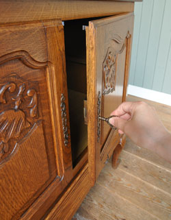 フランスの上品さと美しさが詰まった実用的なアンティークのキャビネット