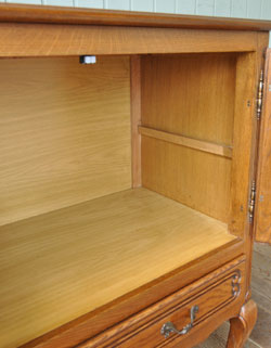 フランスの上品さと美しさが詰まった実用的なアンティークのキャビネット