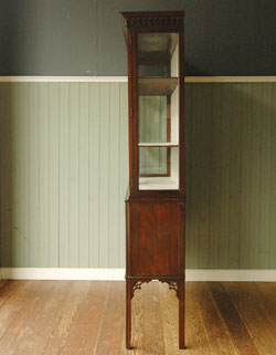 思わず一目ボレしてしまった美しさにうっとり。アンティークガラスキャビネット