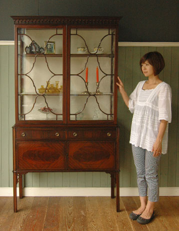 思わず一目ボレしてしまった美しさにうっとり。アンティークガラスキャビネット