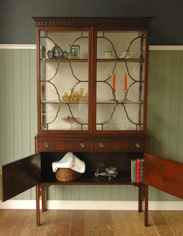 思わず一目ボレしてしまった美しさにうっとり。アンティークガラスキャビネット