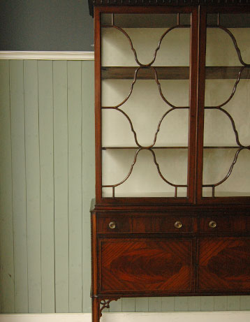 思わず一目ボレしてしまった美しさにうっとり。アンティークガラスキャビネット