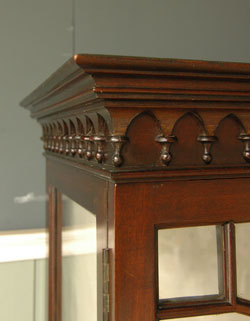 思わず一目ボレしてしまった美しさにうっとり。アンティークガラスキャビネット