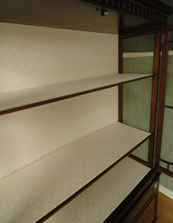 思わず一目ボレしてしまった美しさにうっとり。アンティークガラスキャビネット