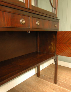 思わず一目ボレしてしまった美しさにうっとり。アンティークガラスキャビネット