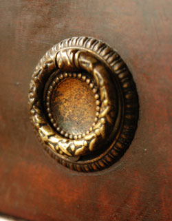 思わず一目ボレしてしまった美しさにうっとり。アンティークガラスキャビネット