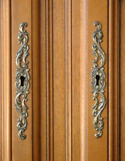 フランスの上品さと美しさが詰まった実用的なアンティークのキャビネット