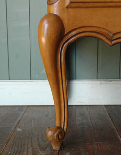 フランスの上品さと美しさが詰まった実用的なアンティークのキャビネット