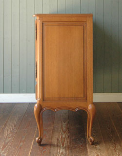 フランスの上品さと美しさが詰まった実用的なアンティークのキャビネット