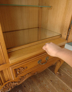 フランスの上品さと美しさが詰まった実用的なアンティークのキャビネット