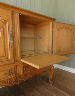 フランスの上品さと美しさが詰まった実用的なアンティークのキャビネット