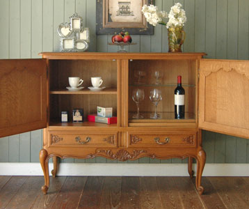 フランスの上品さと美しさが詰まった実用的なアンティークのキャビネット