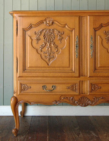 フランスの上品さと美しさが詰まった実用的なアンティークのキャビネット