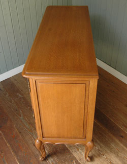 フランスの上品さと美しさが詰まった実用的なアンティークのキャビネット